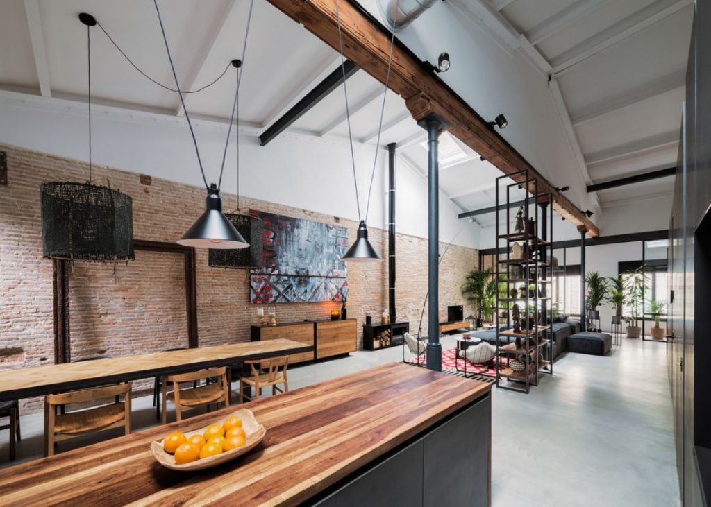 Pohľad z kuchyne do spoločenskej miestnosti spojenej s jedálňou a obývačkou.