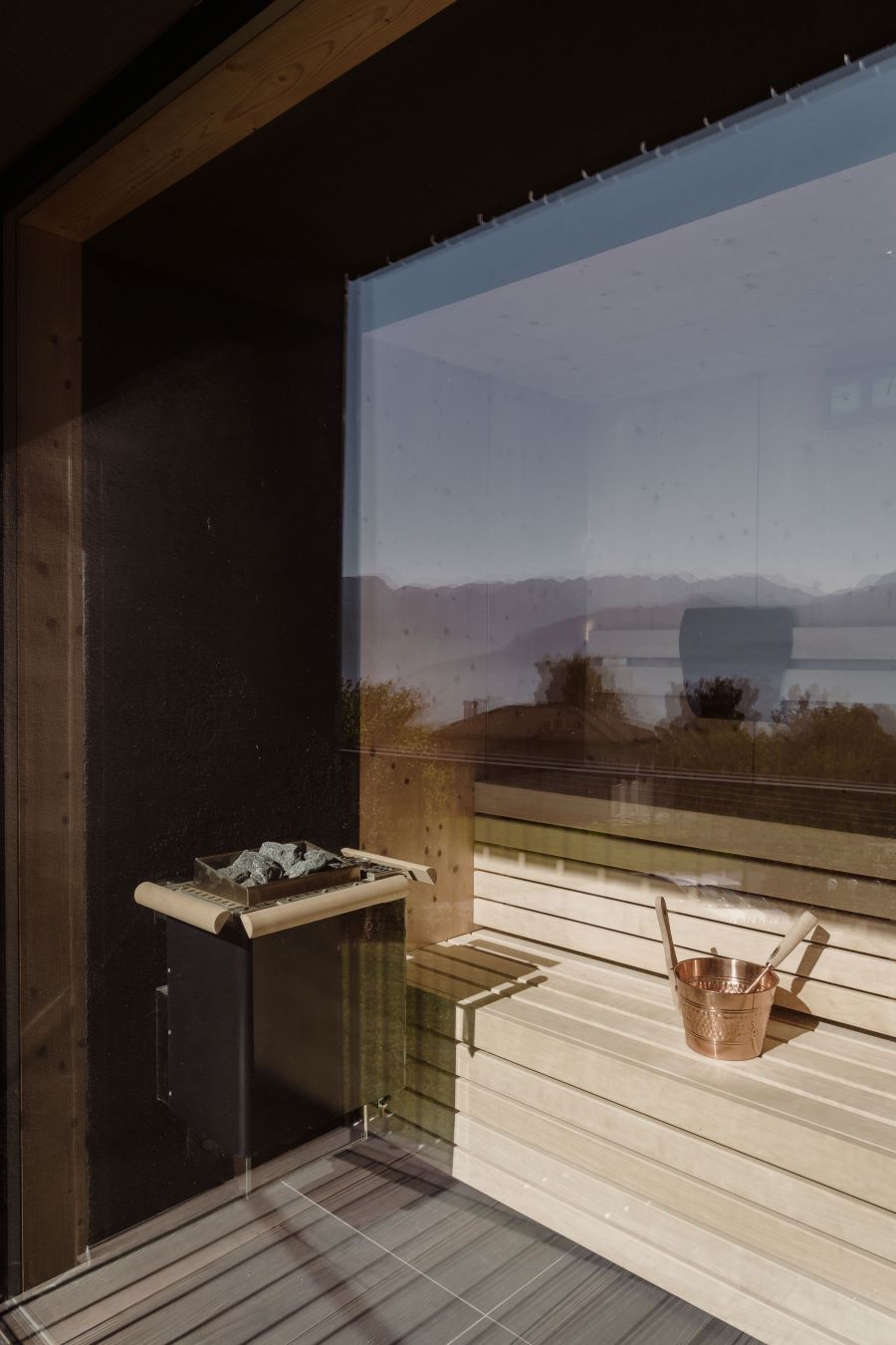 Sauna sa nachádza hneď vedľa lodžie, vďaka čomu sú z nej krásne výhľady na hory.