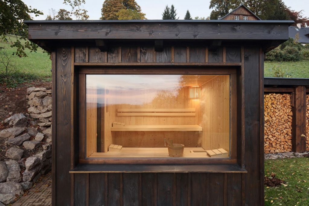 Detail na saunu v areáli chalupy.