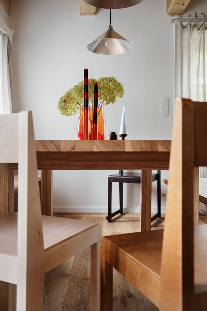 Detail na drevený jedálenský stôl so stoličkami.