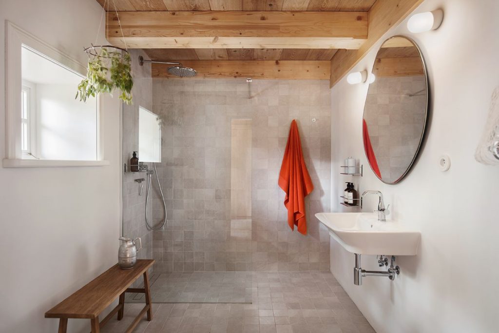 Svetlo ladená kúpeľňa v chalupe v minimalistickom štýle.