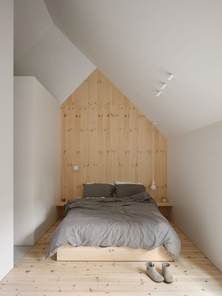 Jedna zo spální v chate v minimalistickom dizajne s dvojlôžkovou posteľou.