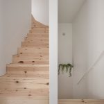 Záber na jednoduché drevené schody, vedúce na poschodie.