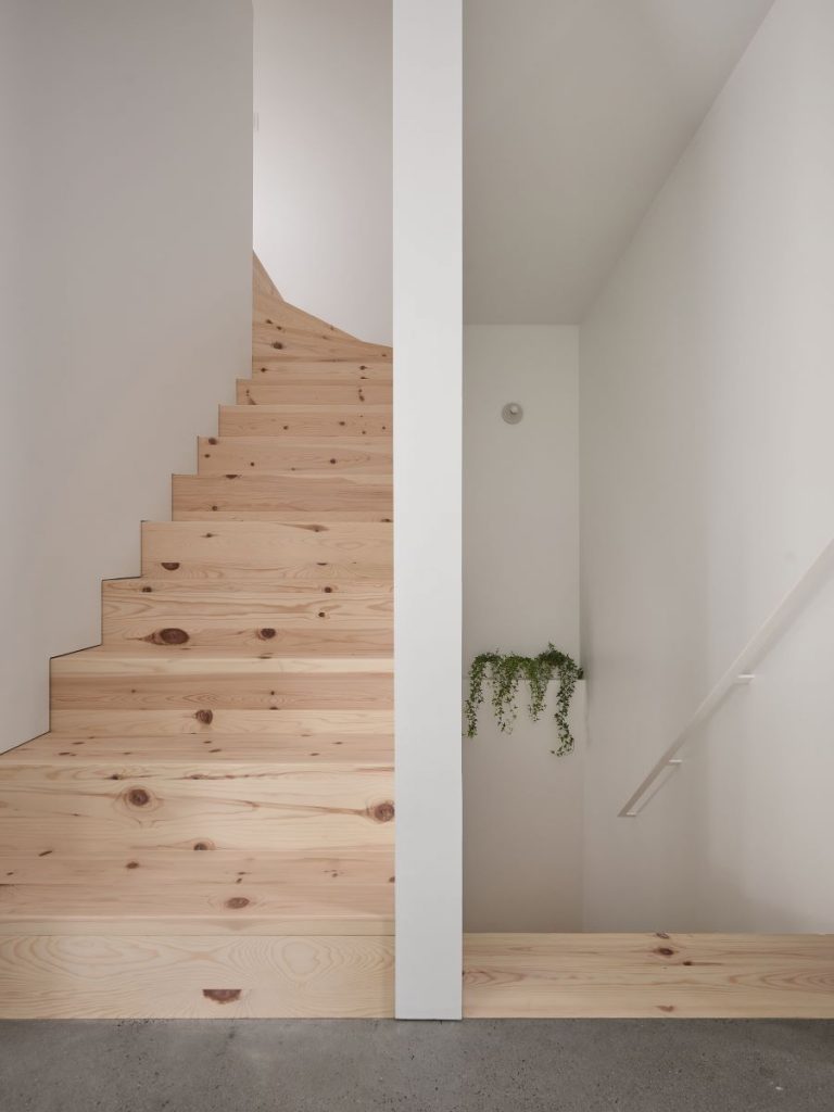 Záber na jednoduché drevené schody, vedúce na poschodie.