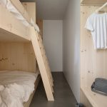 Chlapčenská izba s poschodovými posteľami a úložným priestorom.
