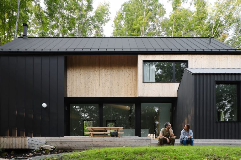 Ideálne víkendové miesto pre rodinu s tínedžermi: Jednoduchá stavba narúša predstavy, ako má vyzerať chata v lese