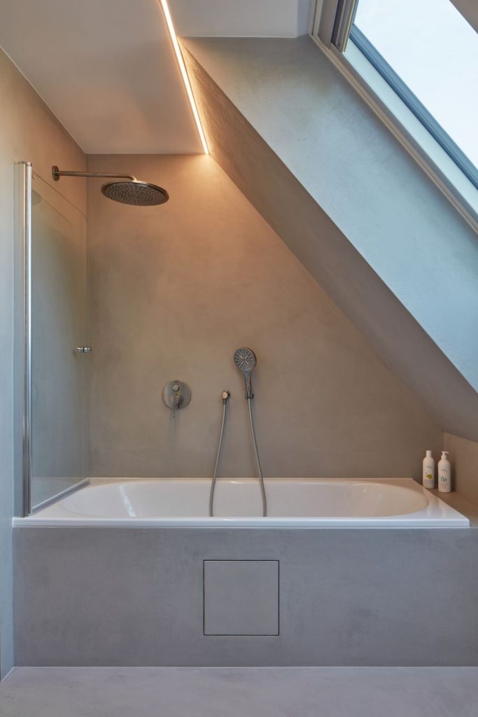 Kúpeľňa v rodinnom dome s vaňou slúžiacou aj ako sprchovací kút.