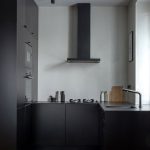 Záber na kuchyňu v byte v Košiciach v čiernom dizajne.