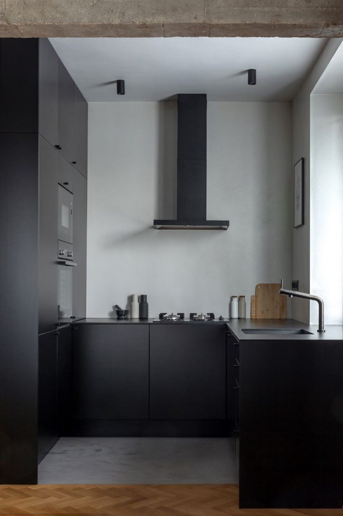 Záber na kuchyňu v byte v Košiciach v čiernom dizajne.