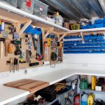 Pohľad na podstrešnú časť garáže s pegboardom a úložnými systémami pre nástroje a príslušenstvo do dielne.