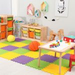 Časť detskej izby s úložnými systémami, hračkami a stolíkom.