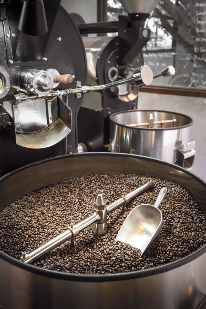 Záber na proces praženia kávy v pražiarni.