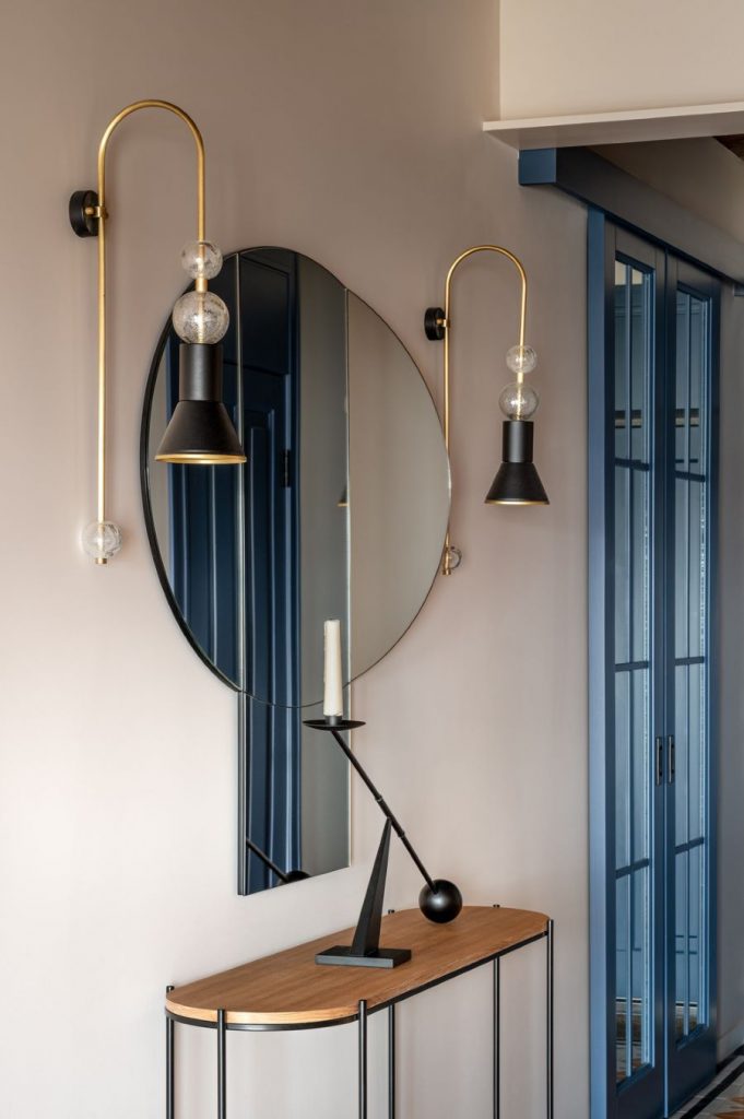 Pohľad na zrkadlo a dizajnové lampy v štýle konštruktivizmu.