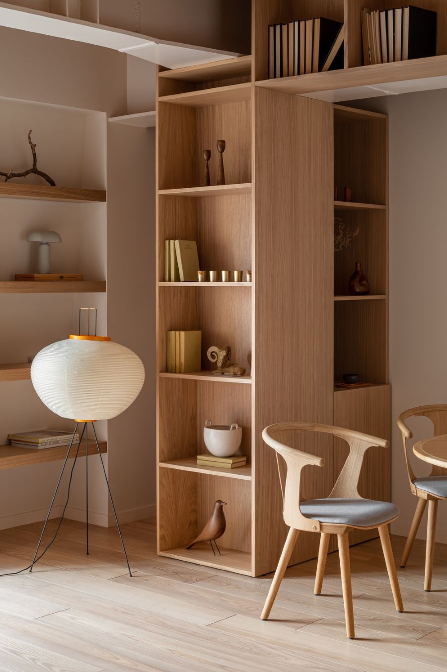 Jedným zo spôsobov, ktorým chcela dizajnérka pridať do priestoru vzdušnosť bola lampa Akari, navrhnutá umelcom Isamu Noguchi.