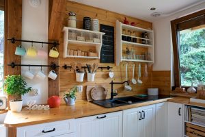 Kuchyňa s bielo-drevenou kuchynskou linkou vo vidieckom štýle.