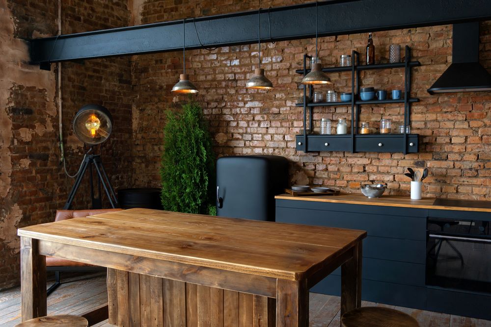 Moderná a minimalistická bielo-drevená kuchyňa s jedálenským stolom.