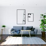 Časť malej obývačky v minimalistickom štýle so sedačkou, taburetkou, stolíkom a vešiakovou stenou.