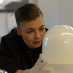 Dizajnérka Kateřina Handlová pri výrobe sklenenej ceny Interiéru roka 2023.