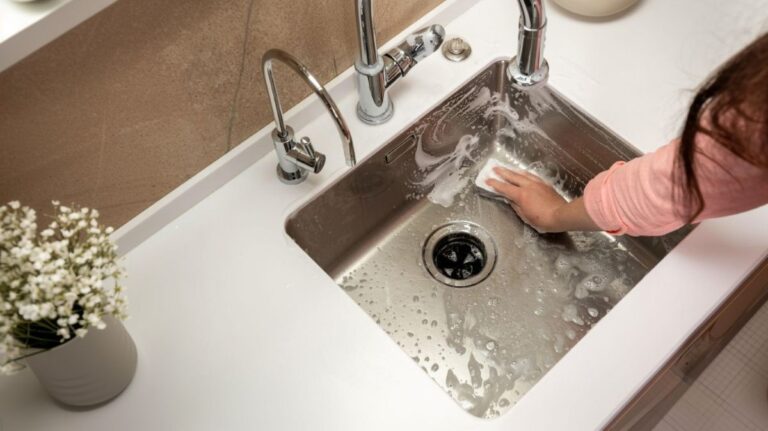 Čistenie antikorového kuchynského drezu.