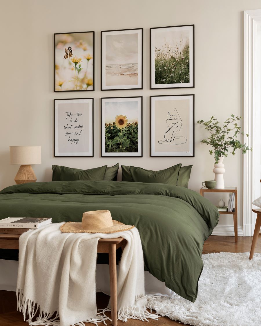 Borovicová spálňa s manželskou posteľou s obliečkami v tmavej zelenej farbe.