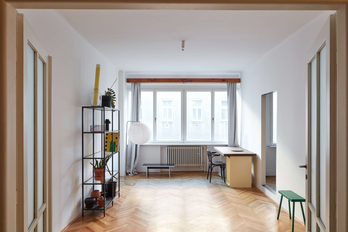 Pohľad do minimalisticky zariadenej obývačky v byte na Letnej.