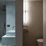 Záber na kúpeľňu s umývadlom a sprchovacím kútom a samostatným WC.
