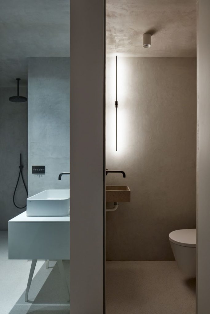 Záber na kúpeľňu s umývadlom a sprchovacím kútom a samostatným WC.