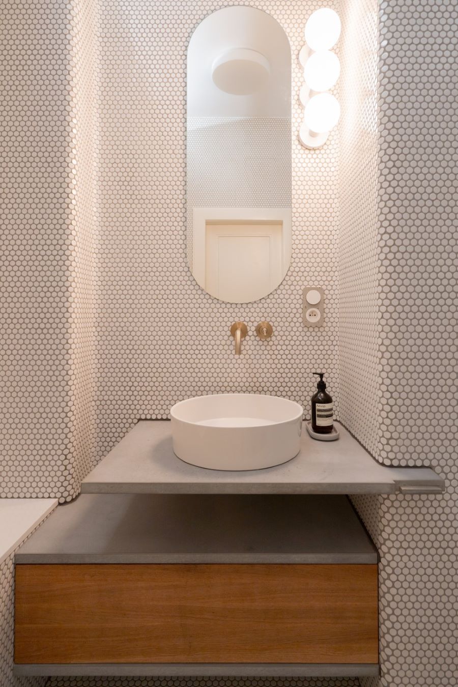 Záber na umývadlo v kúpeľni so zrkadlom.