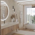 Moderná kúpeľňa so samostatne stojacou vaňou, v kombinácii bielej a svetlého dreva.