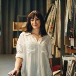 Interiérová dizajnérka Kristína Bedečová v sklade so vzorkami textílií.