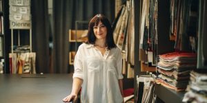 Interiérová dizajnérka Kristína Bedečová v sklade so vzorkami textílií.