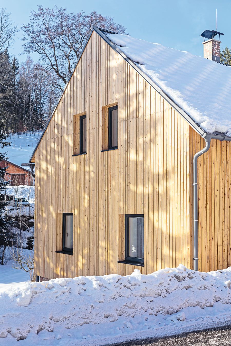 Použité materiály vychádzajú v čo najväčšej miere z tradície tunajšej architektúry. Drevené laty na fasáde domu sú aj v súčasnosti veľmi obľúbeným prvkom.