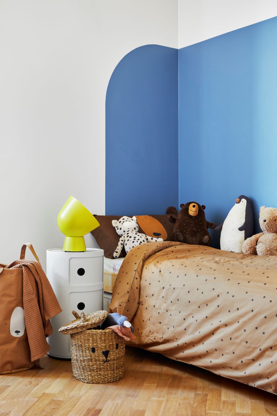 Časť detskej izby s posteľou s hračkami.