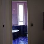 Kúpeľňa v byte v Miláne pred premenou.