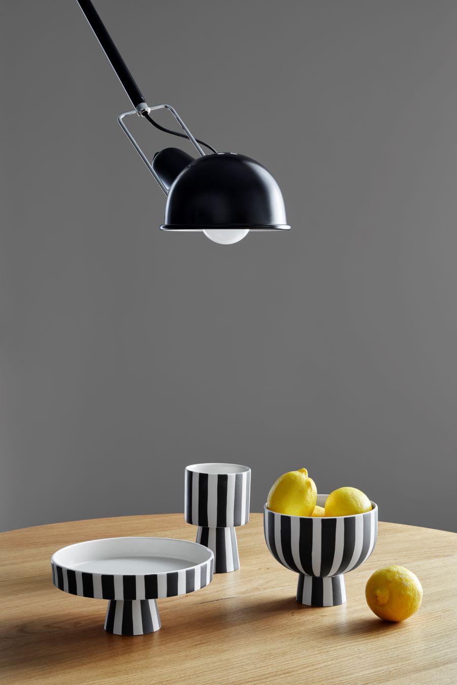 Detaily, ako napríklad dizajnová čierna lampa nad jedálenským stolom, sú dôležité pre celkovú atmosféru.