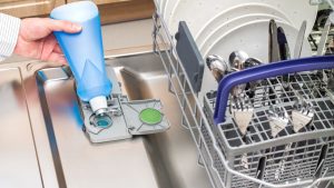 Vedeli ste, že leštidlo do umývačky s dá využiť aj takto? 3 tipy, ním za pár minút vrátiť do domácnosti lesk