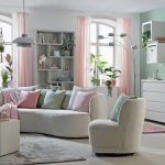 Izba s nábytkom a doplnkami v svetlých a pastelových farbách.