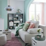 Izba s nábytkom a doplnkami v svetlých a pastelových farbách.