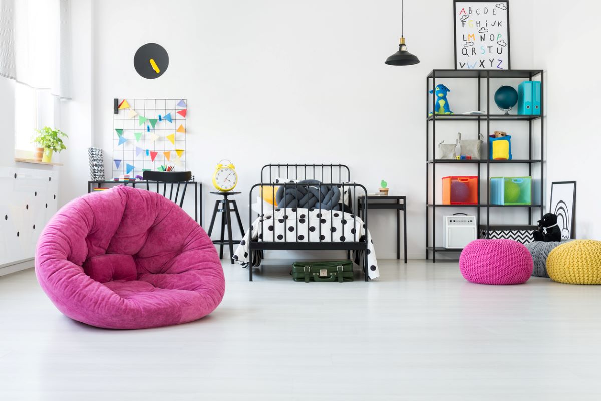 Biela detská izba v minimalistickom dizajne s otvorenými policami.