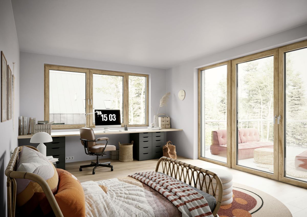 Interiér s posteľou, stolom, oknami a presklenými dverami na balkón.