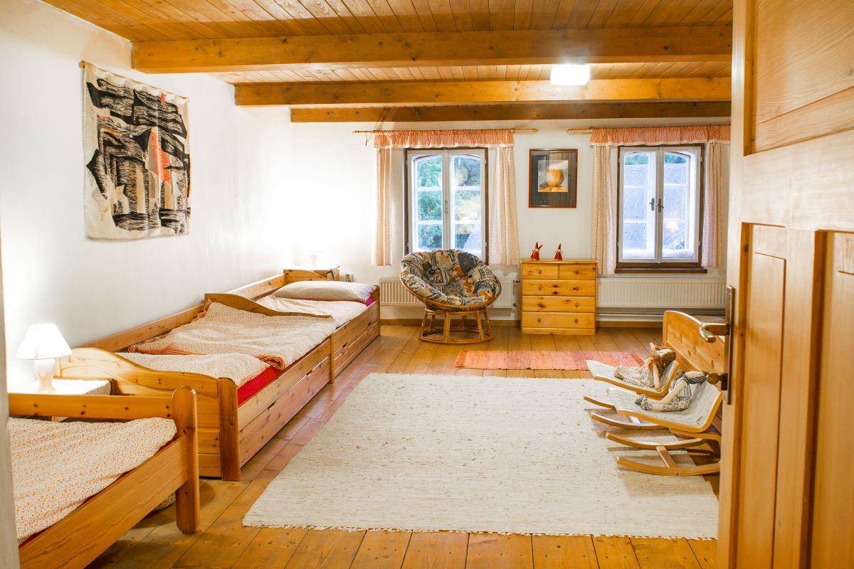 Pohľad do jednej zo spální v chalupe so štyrmi drevenými posteľami