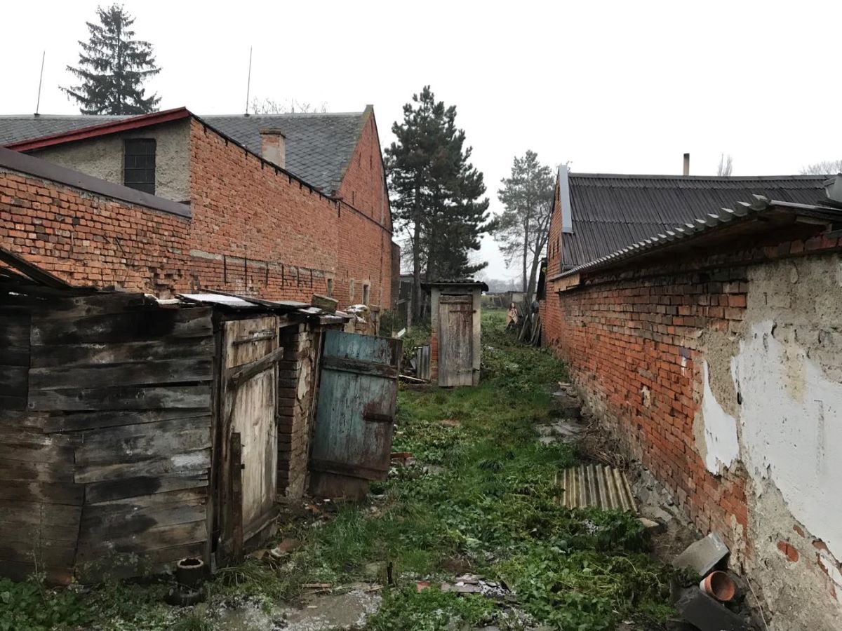 Pôvodný dvor i menšie objekty vyzerali spustnuto a zanedbane.