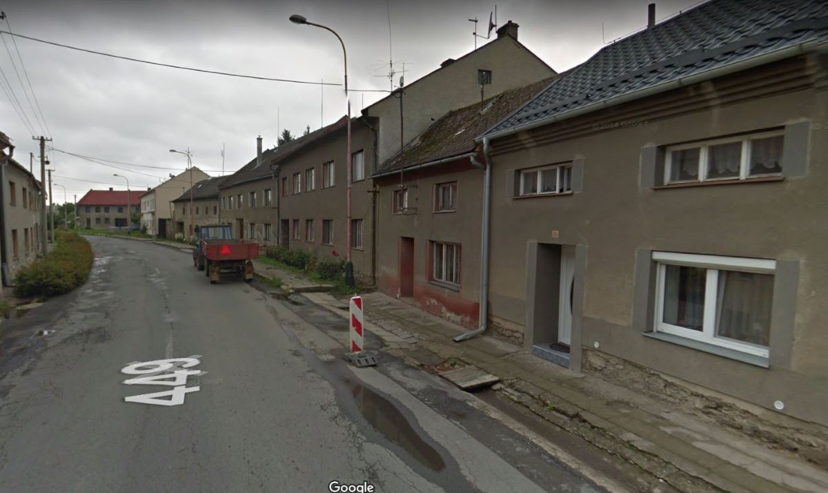 Takto vyzeral pôvodný rodinný dom v Senici na Hané z ulice.
