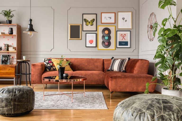 Obývačka so sedením, stolíkom a obrazmi na stene.
