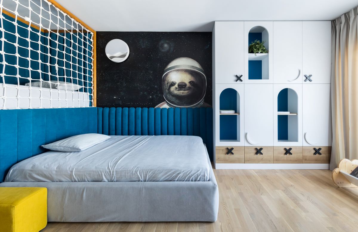 Detská izba s posteľami a úložným priestorom s poloblúkovitými nikami.