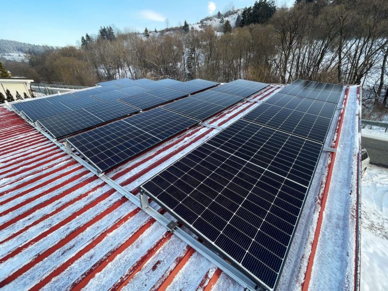 Fotovoltické panely vykázali počas miernej minuloročnej zimy konštantný výkon