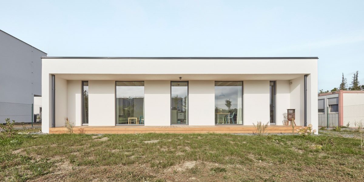 Bungalovu nechýba krytá terasa orientovaná do záhrady.