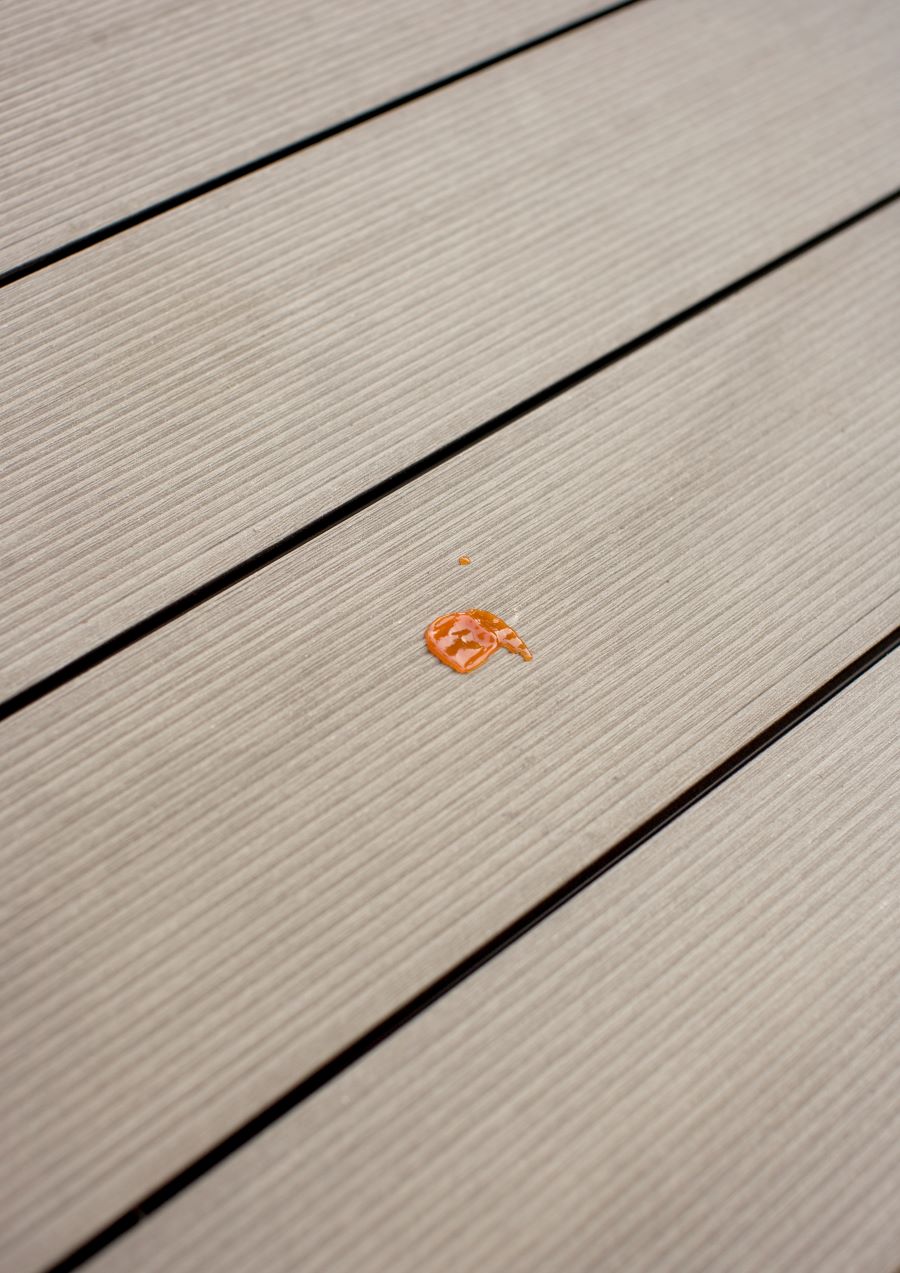 Záber na paradajku na kompozitnej terase.