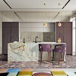 Kuchyňa s ostrovčekom z bieleho mramoru, doplnená o fialovú fabu a farebný koberec.
