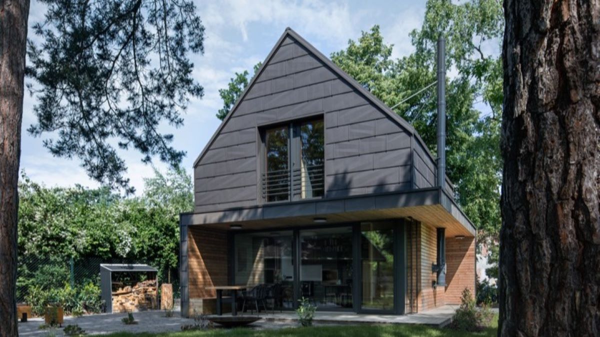 Chata stojí v obci Klínec, vzdialenej len zopár kilometrov od Prahy.